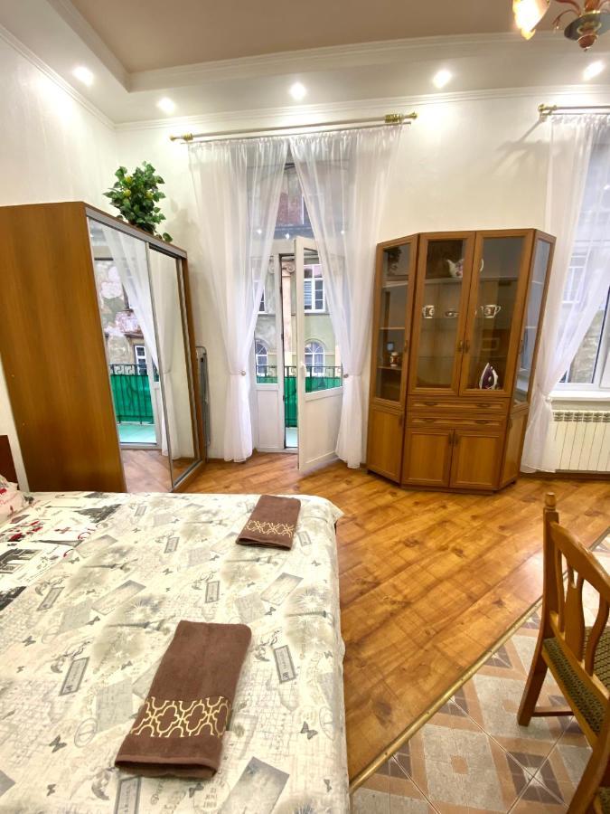 Навпроти Вернісажу Біля Оперного Вулиця Театральна 26 Є Балкон Та Інернет Lejlighed Lviv Eksteriør billede